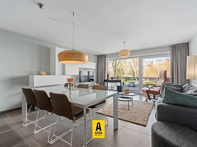 Te koop Appartement met 2 slaapkamers op topligging in Oostende<br />
Op een uitstekende locatie aan de Nieuwpoortsesteenweg 283 in Oostende, recht te