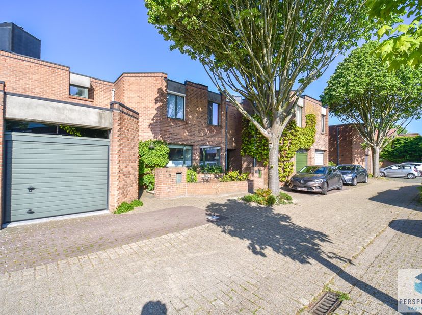 Deze instapklare gezinswoning met opvallend veel lichtinval bevat 3 volwaardige slaapkamers en een onderhoudsvriendelijke tuin.<br />
<br />
INDELING: