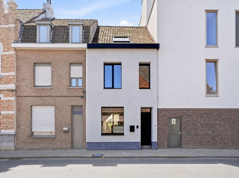 Huis te koop in Hugo Verrieststraat 117,
                    8800 Roeselare