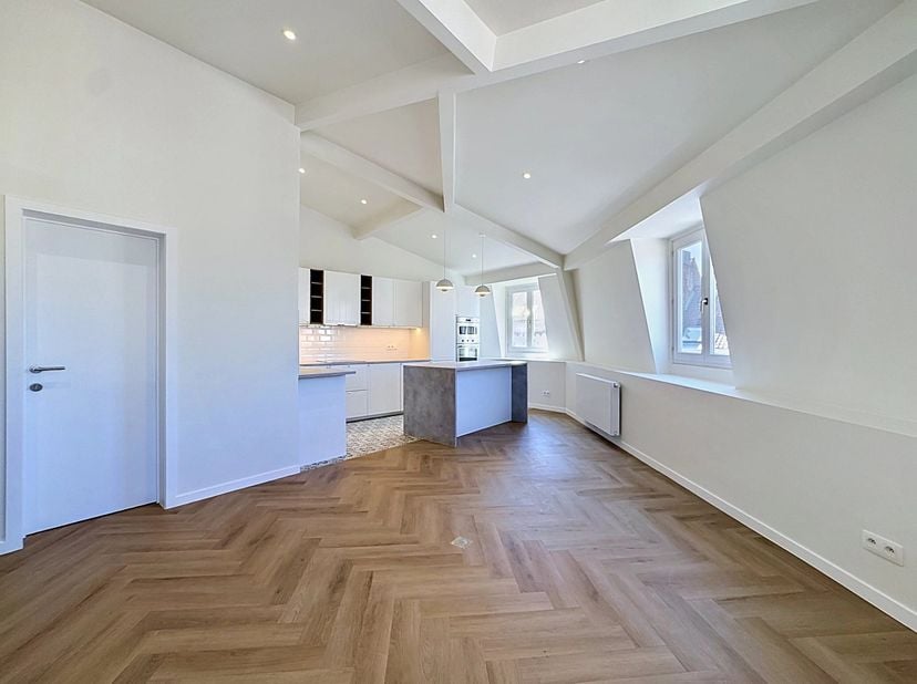 Victoire Junot vous propose cet appartement 2 chambres entièrement rénové, situé dans le quartier Saint-Boniface, au 4ème étage.<br />
Il se compose d
