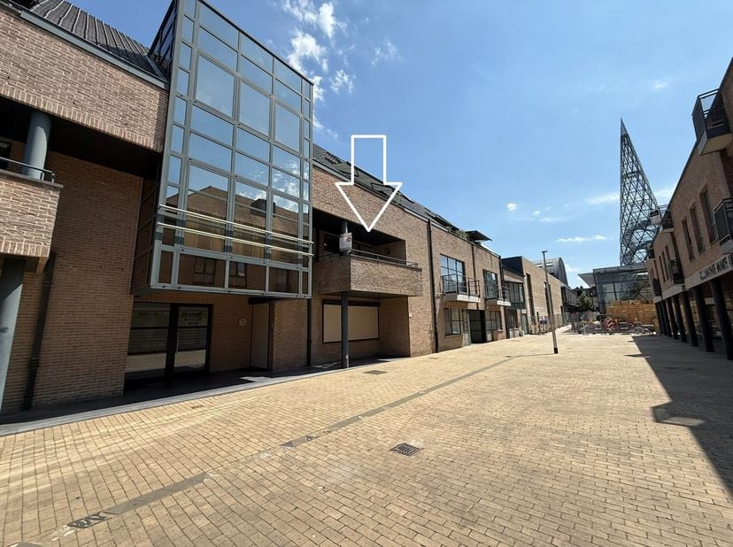 Instapklaar 1-slaapkamerappartement met terras en garagebox in hartje Lommel.<br />
<br />
Op zoek naar een verzorgd en instapklaar appartement op een