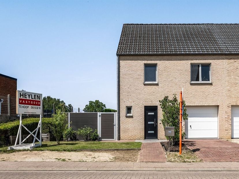 Située dans la Lobbensestraat à Keiberg (Scherpenheuvel-Zichem), cette maison bénéficie d'un emplacement calme et d'un accès facile à Diest, Aarschot,