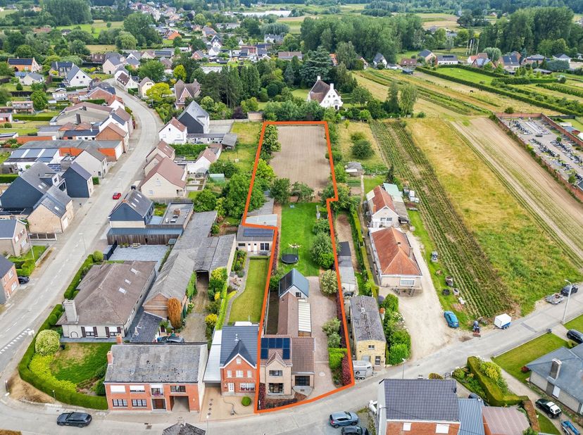 EERSTE BEZOEKDAG WOENSDAG 24 JUNI VAN 15u30 TOT 18u30 (ENKEL OP AFSPRAAK!)<br />
LEDE - Instapklare woning met stallen op 41are<br />
Deze instapklare