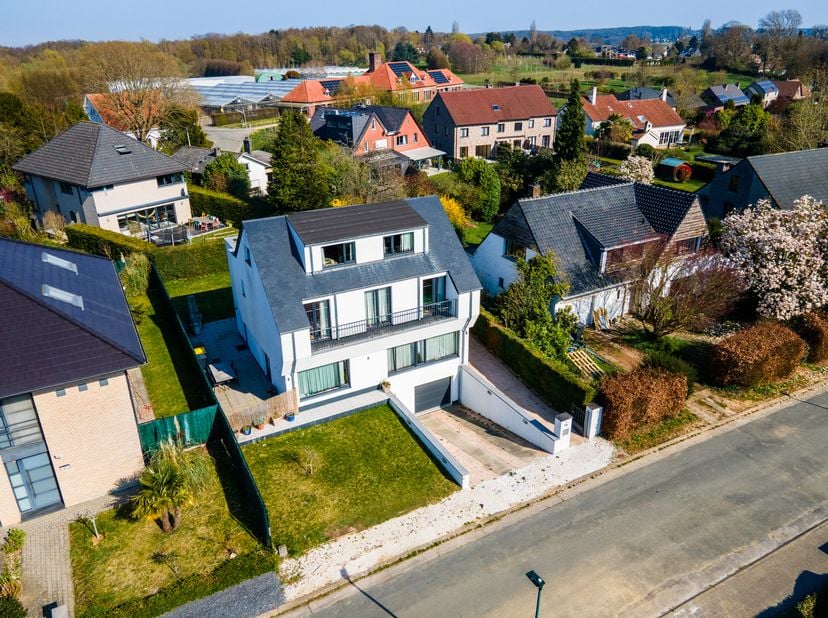 Volledig gerenoveerde (2020) villa, ideaal gelegen in een rustige en residentiële wijk, vlakbij het centrum van Sterrebeek.<br />
Gelijkvloers: Ruime