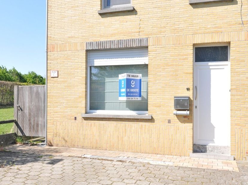 Op zoek naar een rustige thuis in een aangename omgeving? Deze halfopen woning, gelegen in een doodlopende straat vlakbij het kanaal Bossuit-Kortrijk,