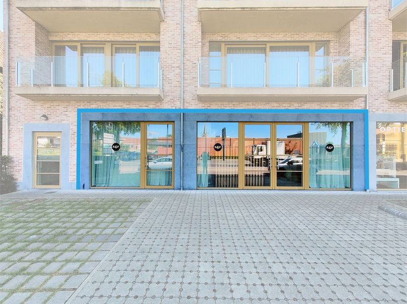 Kantoor- of handelsruimte van 220 m² met gemeenschappelijke tuin en 3 privatieve parkeerplaatsen te huur, gelegen op een uitstekende zichtlocatie aan