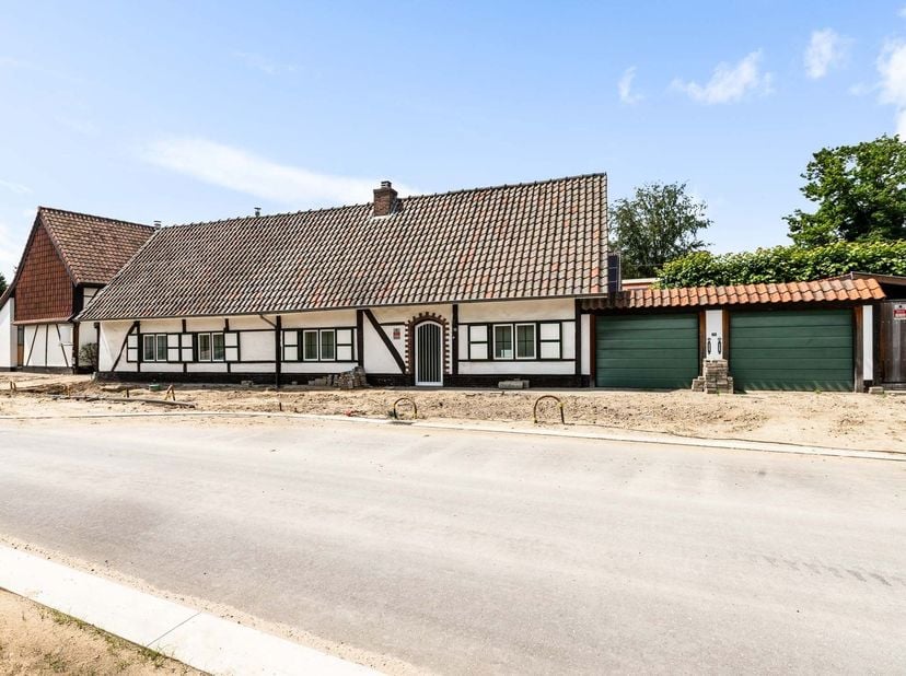 Ligging: Gelegen in het groene Godsheide geniet deze unieke vierkantshoeve van een rustige ligging, op slechts enkele minuten van het centrum van Hass