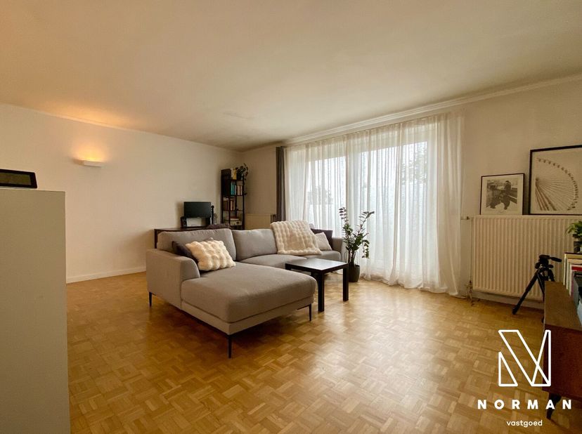 In de Kouterstraat, nabij het centrum van Kuurne, is dit appartement gelegen. Het is gelegen in een rustige buurt op het bovenste verdiep van het gebo