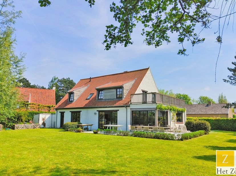 Deze vrijstaande villa, gelegen in de rustige en gegeerde Monikkendreef in Knokke, combineert comfort, ruimte en een uitstekende ligging. De woning be