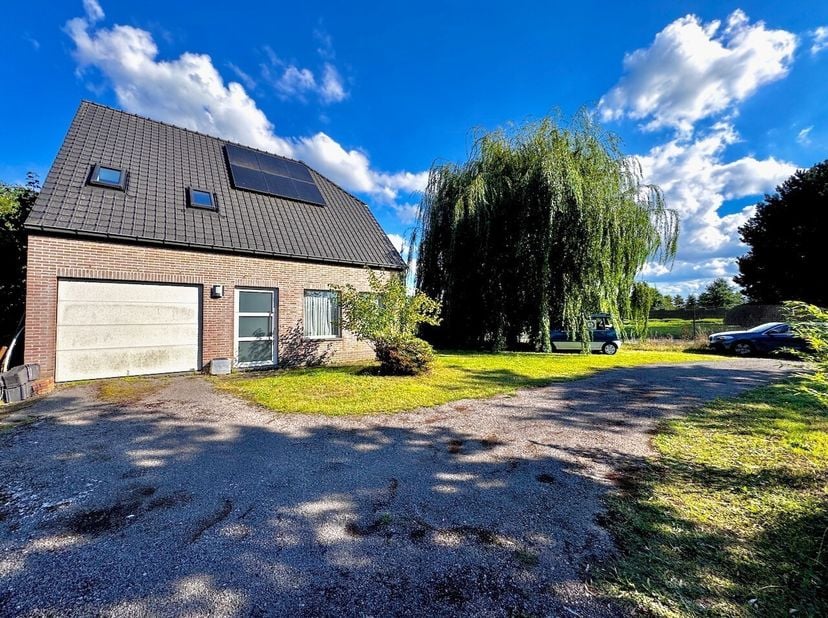 Deze instapklare gezinswoning met 2 volwaardige gelijkvloerse slaapkamers en een studio (3de slaapkamer met aparte badkamer) op het eerste verdiep zij