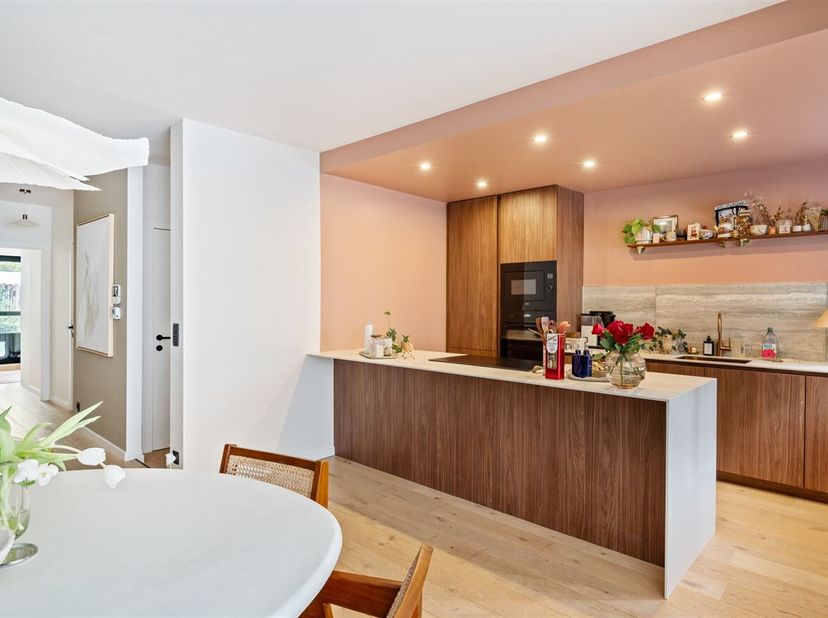 Prachtig gerenoveerd appartement (78m²) voorzien van twee slaapkamers met prachtige tuin (91m²) met terras en autostaanplaats buiten (verplicht bij aa