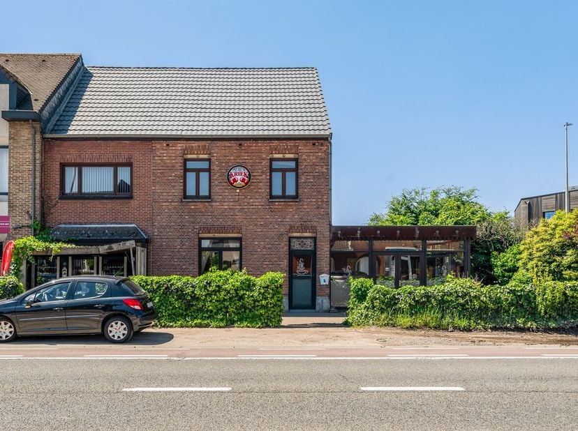 Immeuble commercial avec logement situé dans un emplacement de choix à Lommel<br />
Cet immeuble commercial est situé dans la Stationsstraat à Lommel,