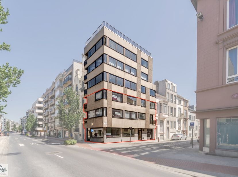 Veelzijdig pand gelegen aan de invalsweg tussen Oostende en Middelkerke met goede zichtbaarheid, passage en bereikbaarheid. Het gebouw bestaat uit mee