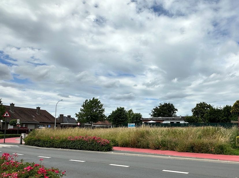 BOUWGROND<br />
ligging : hoek Heerbaan / Arendstraat Harelbeke<br />
totale oppervlakte : 5a15ca<br />
voor alle info : bel Sophie 0475 90 61 70