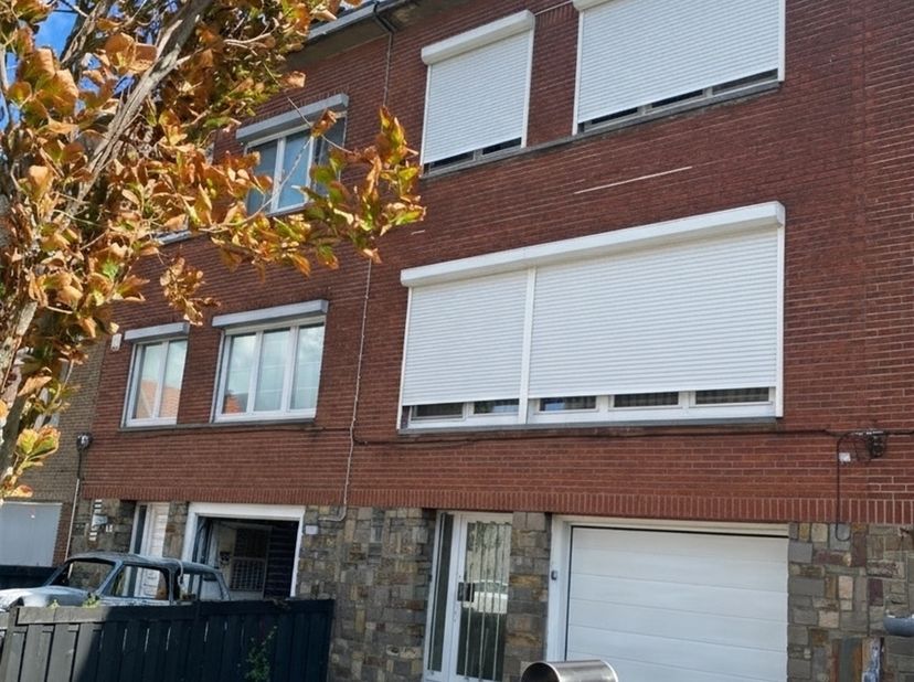 Cette charmante maison est située dans une rue calme (en impasse) à quelques pas de nombreuses commodités telles que des arrêts de bus, la gare, des m