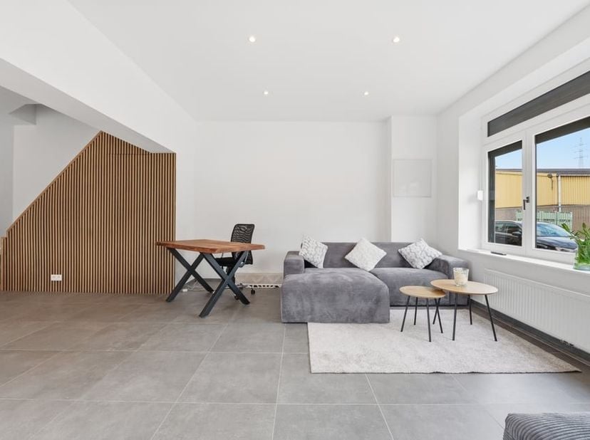 Welkom in deze knappe gerenoveerde woning, gelegen op slechts 800 meter van het bruisende centrum van Sint-Truiden. Naast de centrale ligging kan men