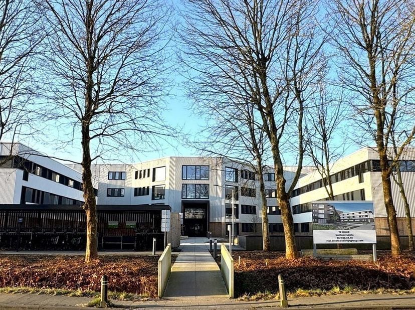 484m² kantoren (uitbreidbaar tot 982m² op verdiep) in blok B4 van volledig gerenoveerd U-vormig kantoorgebouw<br />
Ligging: commercieel gelegen vlakb