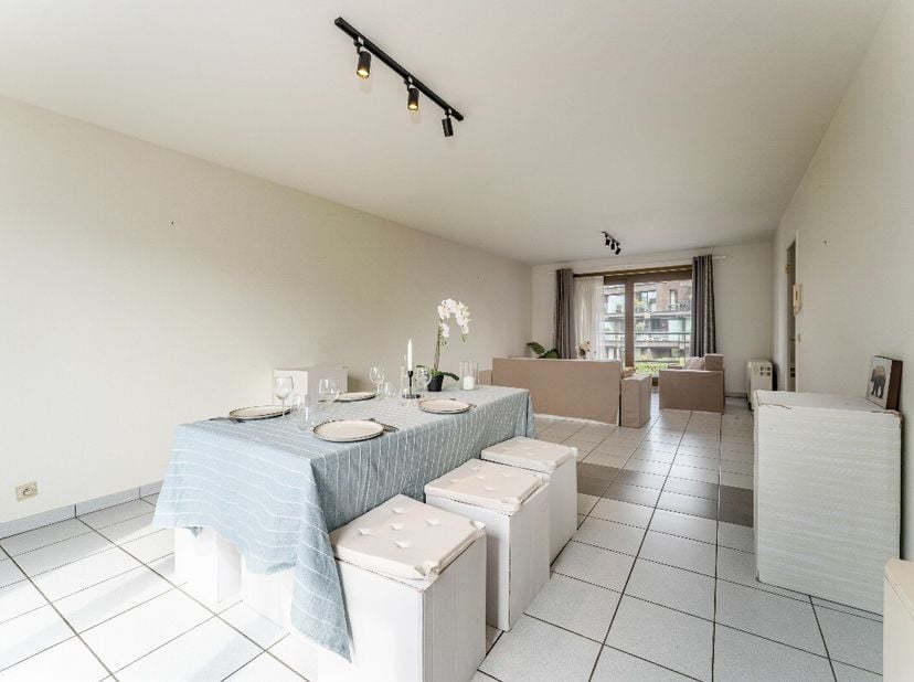 Ruim appartement in het centrum van Waregem met terras en garage. Dit appartement combineert een centrale ligging met een praktische indeling en vlott