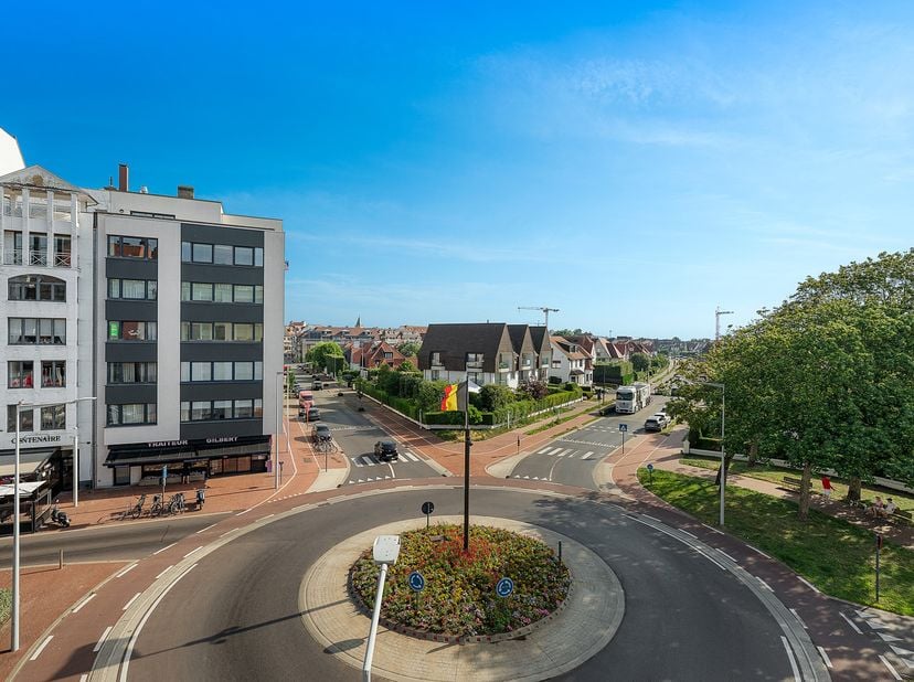 Gelegen in een centraal en vlot bereikbaar hoekgebouw aan het Burgemeester Frans Desmedtplein, geniet dit hoekappartement van een open zicht, veel lic