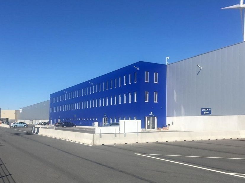 1000m² magazijn met 900m² casco kantoorruimte op 2de verdieping (opsplitsbaar vanaf 450m²) <br />
Ligging: vlakbij Liefkenshoektunnel en vlotte verbin