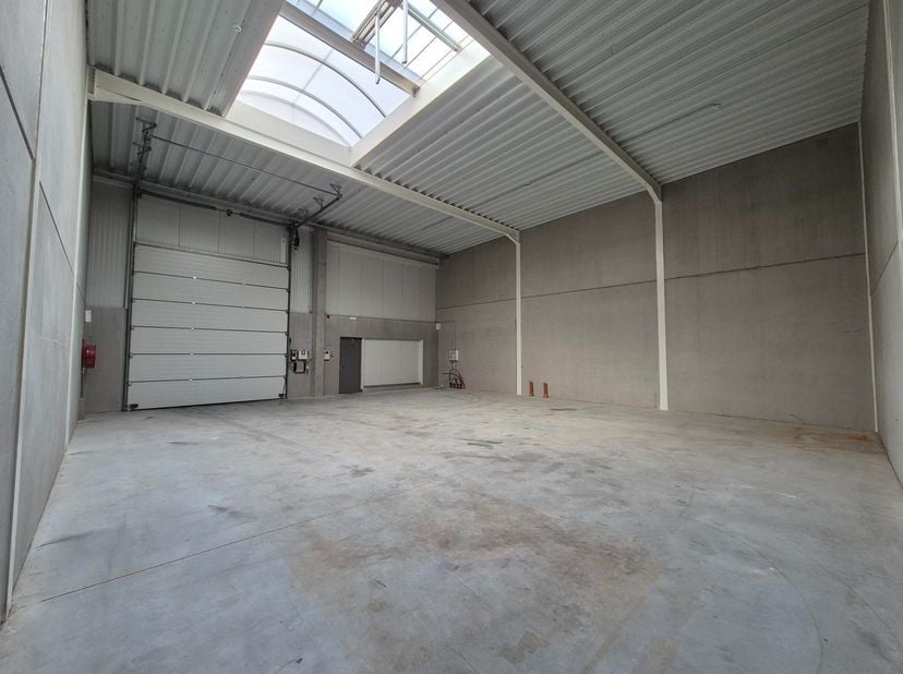 Bent u op zoek naar een ruime en functionele KMO-unit met een uitstekende bereikbaarheid?<br />
Deze nieuwbouw casco unit van 168 m² in het Hélécine G
