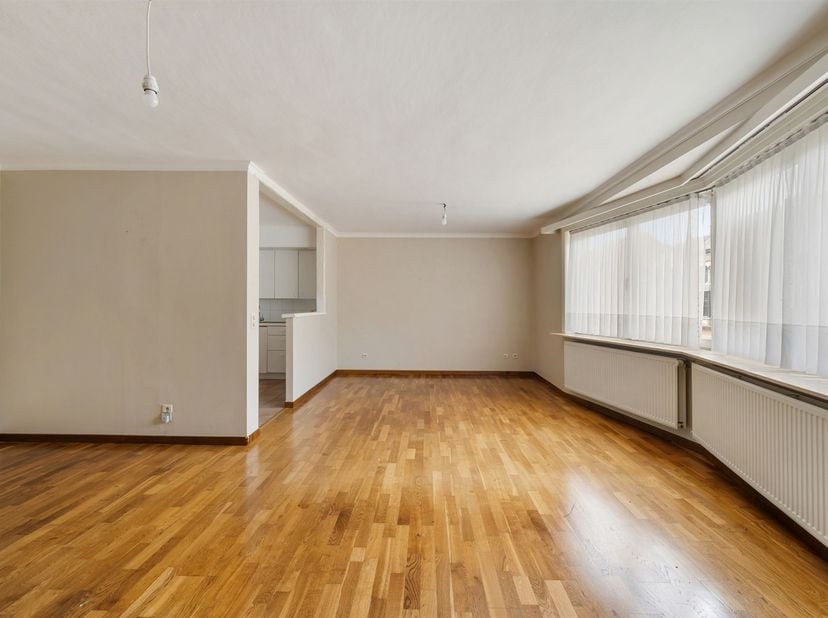 Appartement spacieux et idéalement situé, comprenant 2 chambres, une terrasse et la possibilité d'un garage, dans l'une des plus belles avenues de Ren
