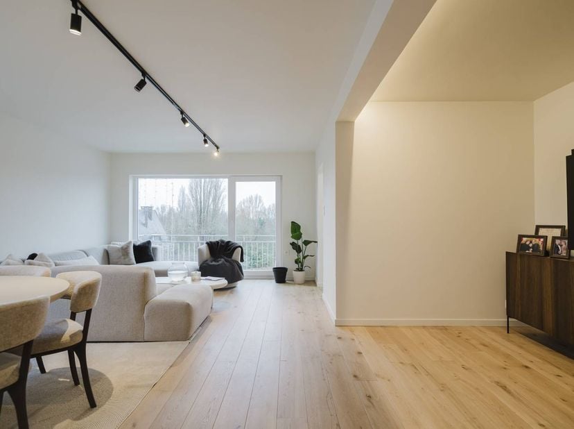 Dans la Groeningestraat à Harelbeke, nous proposons à la vente cet appartement entièrement rénové. Les espaces lumineux, la belle situation et la qual