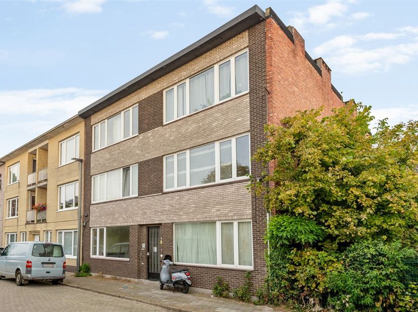 Opbrengsteigendom bestaande uit 6 appartementen en staanplaatsen<br />
Op zoek naar een interssante investering? Deze opbrengsteigendom op een toploca