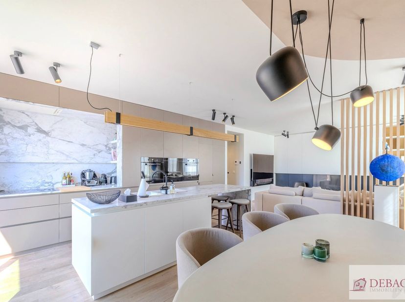 Debaco Immobiliën presenteert dit uitzonderlijk appartement waar ruimte, luxe en verfijning naadloos samenvloeien. Met een bewoonbare oppervlakte van