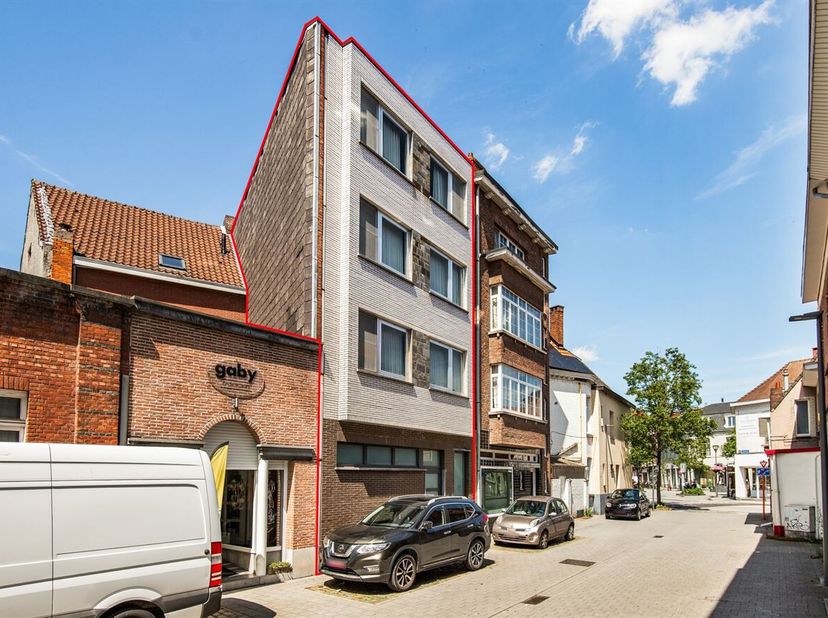 Karaktervol handelspand met ruime woongelegenheden in het centrum van Turnhout<br />
Dit veelzijdige pand combineert een commerciële ruimte op het gel