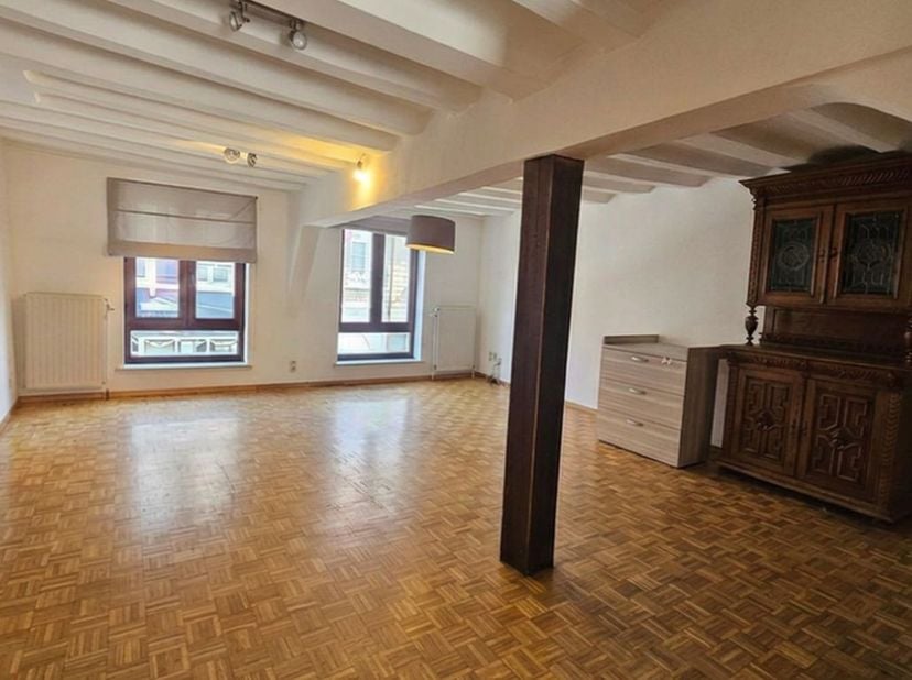 Ruime woning met 4 slaapkamers en garage in het centrum van Maaseik<br />
<br />
Deze woning beschikt op het gelijkvloers over een inkomhal, een hande