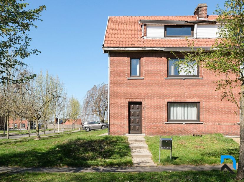 Te renoveren woning met 5 slaapkamers in Vlakveld<br />
<br />
Deze te renoveren woning is gelegen in een aangename buurt op wandelafstand van het b
