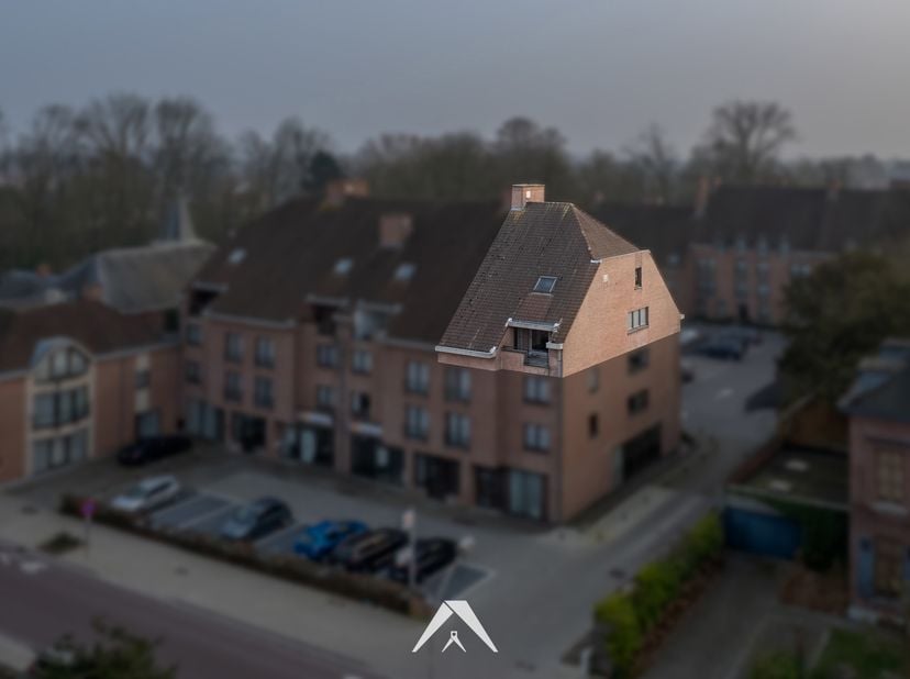 Bent u op zoek naar een ruim appartement in een groene en rustige omgeving, maar toch dicht bij alle voorzieningen? Dit lichtrijke duplex-appartement