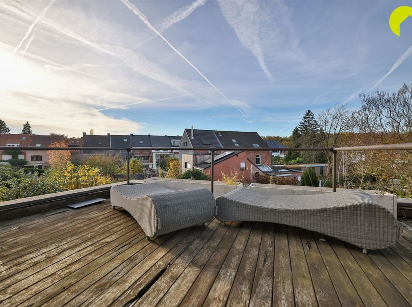 Appartement duplex avec deux terrasses à Mortsel !<br />
On entre dans l'appartement par l'entrée privée et on accède au premier étage par l'escalier