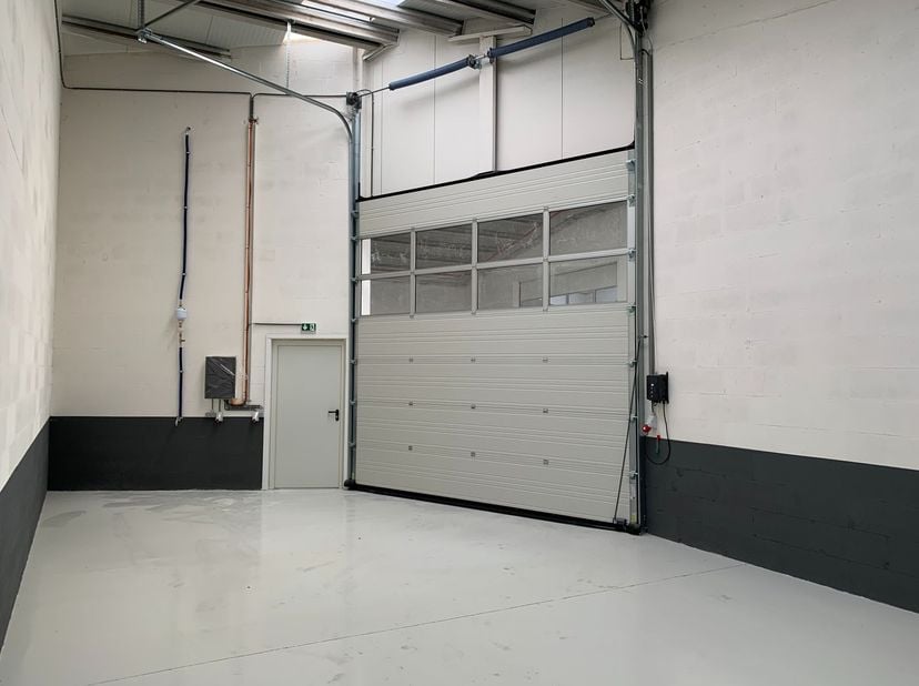 Unité PME facilement accessible de 145 m² à louer à seulement 1 km de la N36 avec une connexion immédiate à l'entrée de l'E17 et la sortie 4 Deerlijk.