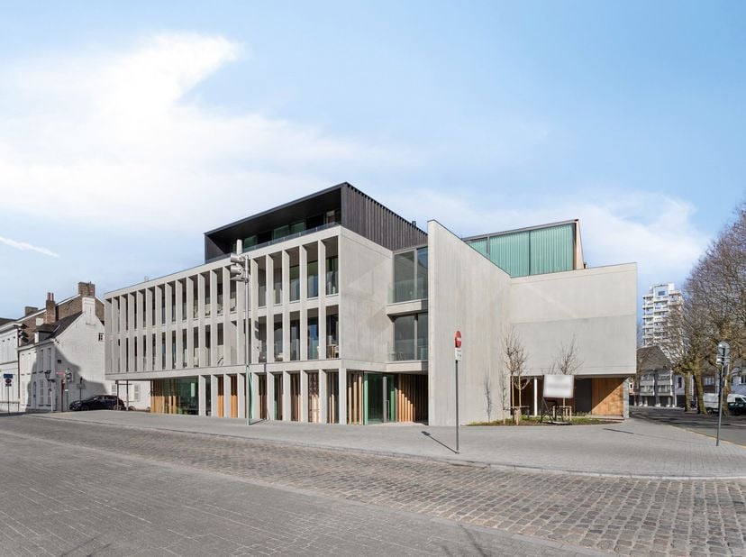 Volledig nieuw appartement in Residentie Broelhotel gelegen aan DAM 26. Prachtig afgewerkt en instap klaar. Er zijn 2 slaapkamers, badkamer met bad &amp;a