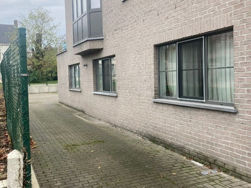 Goed gelegen autostaanplaats achter een kleinschalige Residentie.<br />
De staanplaats is gemakkelijk bereikbaar, inrit langs de Edewallestraat vlakbi