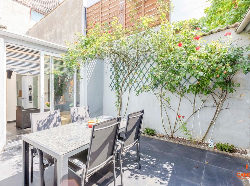 Bij het betreden van de woning komt u in de inkomhal, die toegang biedt tot een gezellige woonkamer en aansluitend een grote keuken.&amp;nbsp;Achteraan is