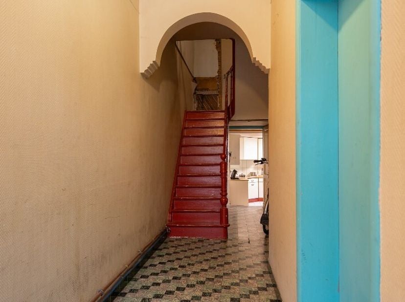 Deze woning beschikt over nieuwe PVC-ramen (HR-glas) en een gasketel van 2014. Toch is er nog een renovatieverplichting, gezien muren en het dak niet