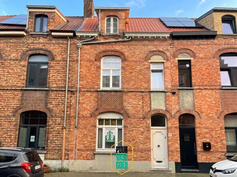 Dit welgelegen en karaktervol woonhuis dateert uit de 'Belle-époque'  zoekt iemand dat dit met liefde voor de authenticiteit en de ziel wil opknappen