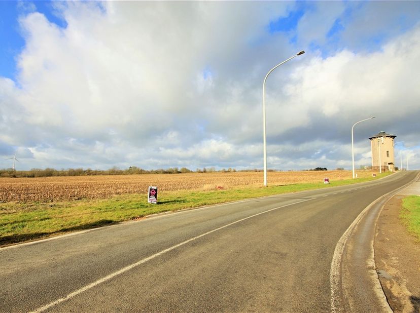Terrain à bâtir d’une superficie d’environ 18ares 62ca avec une longueur à rue de 18 m de façade pour une profondeur avoisinant les 50m. Le terrain fa