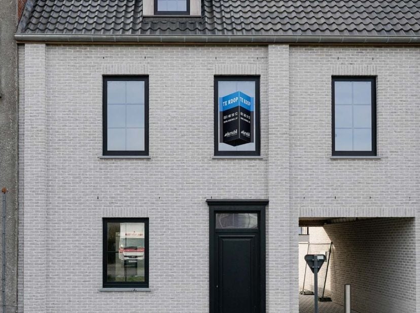 Deze duurzame hedendaagse woning in de Blekerijstraat (lot 1) bevindt zich centraal en op een boogscheut van het centrum van Tielt. De nieuwbouw is re