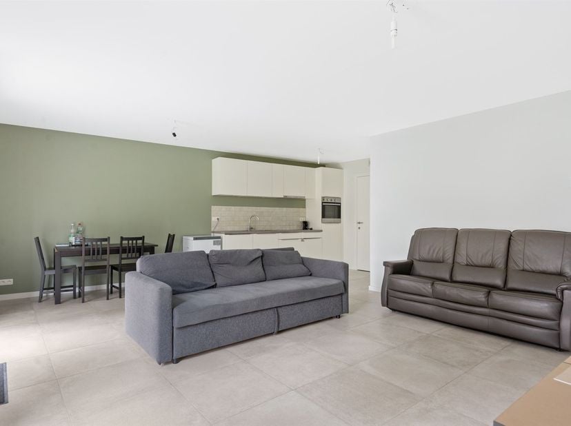 Het energiezuinig appartement is ideaal gelegen in een rustige, toch centrale wijk van Sint-Niklaas, met vlotte toegang tot het stadscentrum en de bel