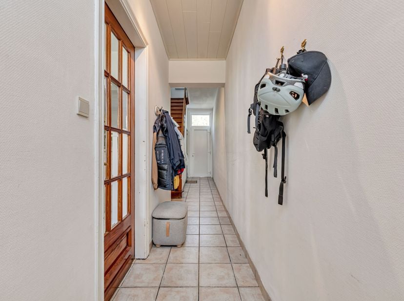 Deze instapklare woning is gelegen in het centrum van Poperinge. Alles is er kortom bij de hand!<br />
Het gelijkvloerse bestaat uit een ruime inkomha