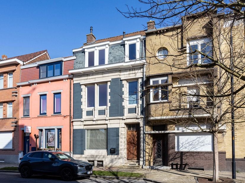 In één van de mooiste en meest gegeerde straten van Ronse bevindt zich deze prachtige art-deco herenwoning ontworpen door architect Lagache en gebouwd