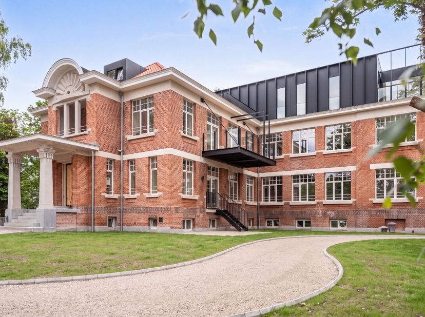 [[ DIT PAND NEEMT DEEL AAN DE ERA OPEN HUIZEN DAG OP 19/9 VAN 17:30 TOT 18:30 ]] Wie vanuit Bellestraat 109 de deur uitstapt, stapt meteen de autoluwe