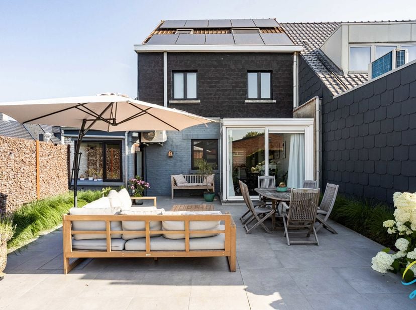 INSTAPKLARE CHARMEWONING OP EEN IDYLLISCHE LIGGING<br />
Op een pittoreske ligging bevindt zich deze volledig gerenoveerde halfopen bebouwing, waar ch
