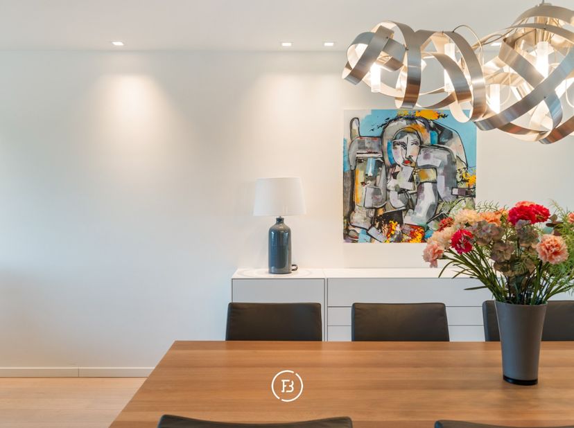 Dit ruim en lichtrijk penthouse van 147 m² (bruto) biedt uitzonderlijk veel wooncomfort in het centrum van Schulen. Met een prachtig groen uitzicht en