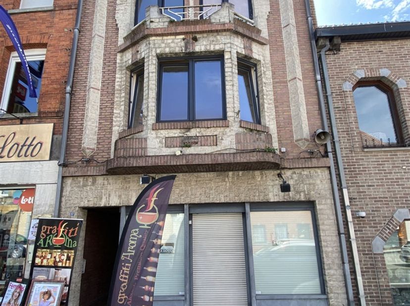Investeringspand bestaande uit een commerciële ruimte en een duplexwoning, gelegen in Bonsecours.<br />
De begane grond bestaat uit een ruime commerc
