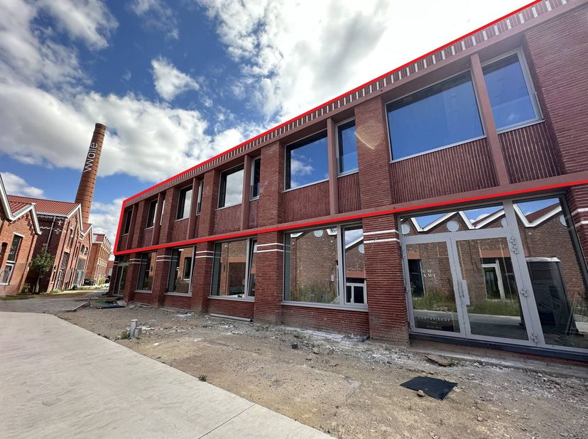 Op zoek naar de ideale locatie voor jouw onderneming, praktijk of kantoor? Op project Walle bieden wij een casco ruimte te huur aan van ca. 230 m². Di